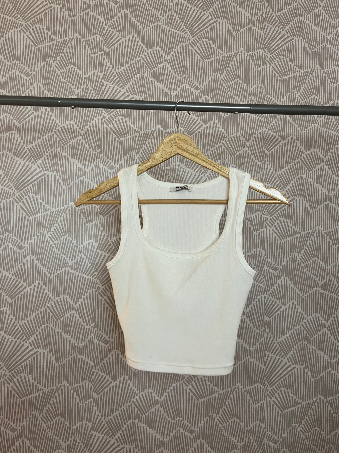 SCOOP NECK SLEEVELESS CROPPED KNIT TANK TOP