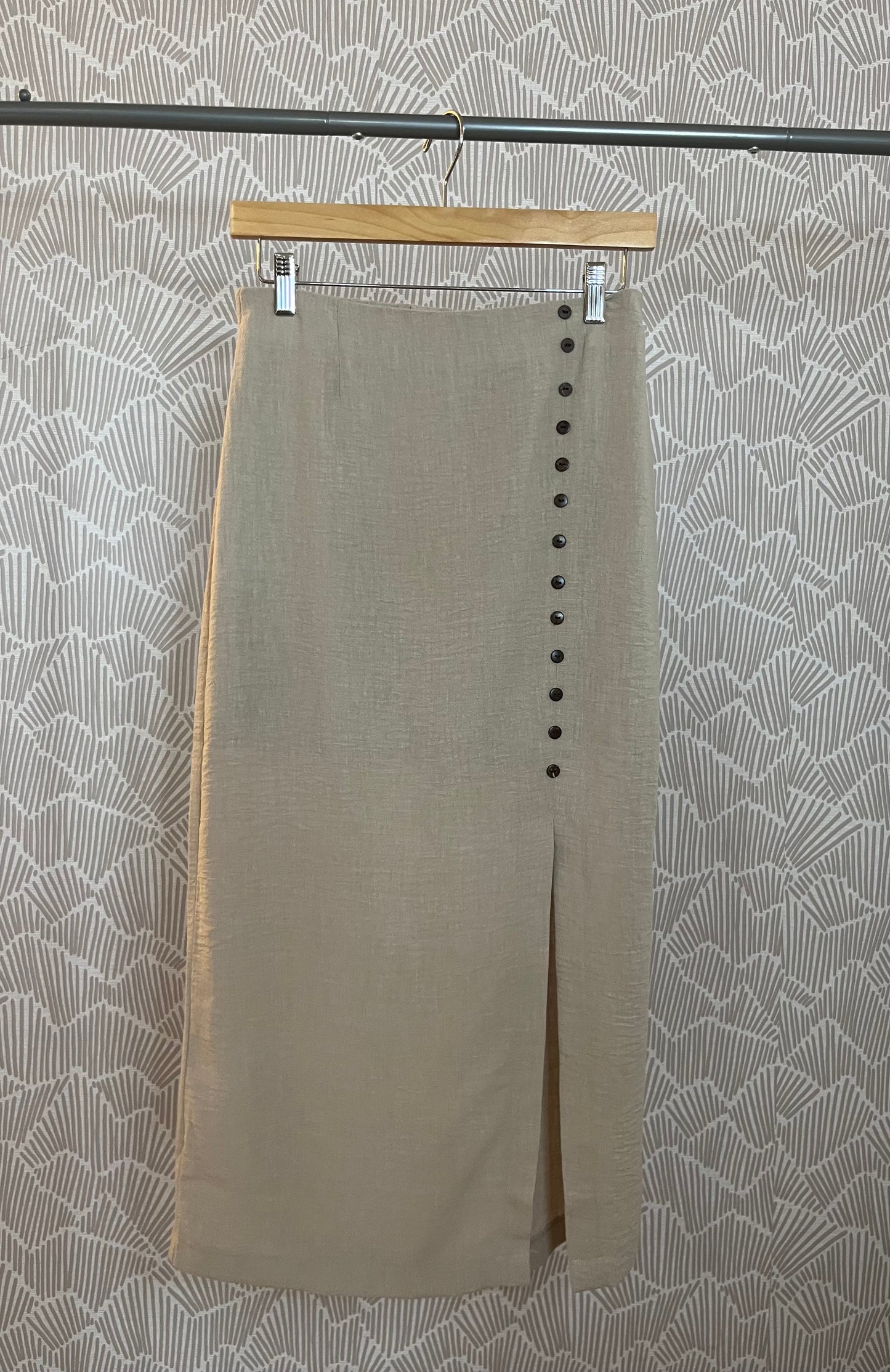 FRONT SLIT WITH BUTTON DETAIL LINEN EFFECT MIDI SKIRT