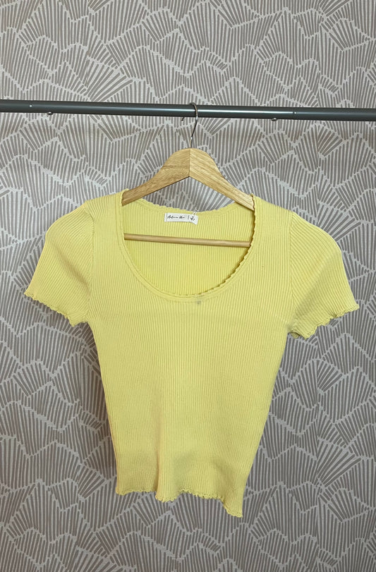 SHORT SLEEVE SCOOP NECK WITH SCALLOP DETAIL SPRING SWEATER